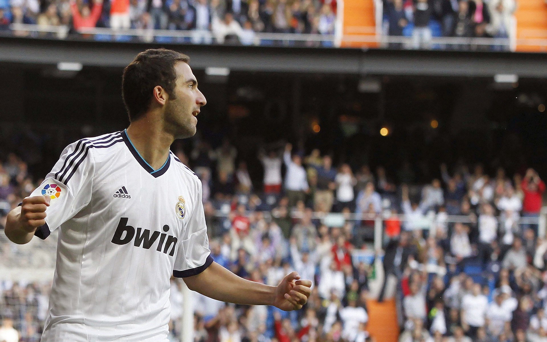 世界杯：越来越多父亲带女儿进场看球 父女合照成为一大温馨风景